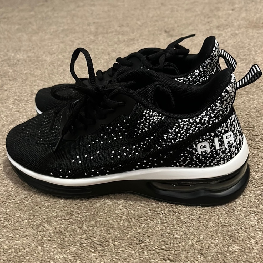 Size 7 tennis shoes